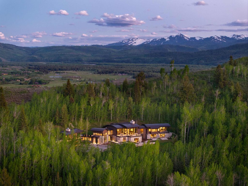  Rustic Elegance in WYOMING