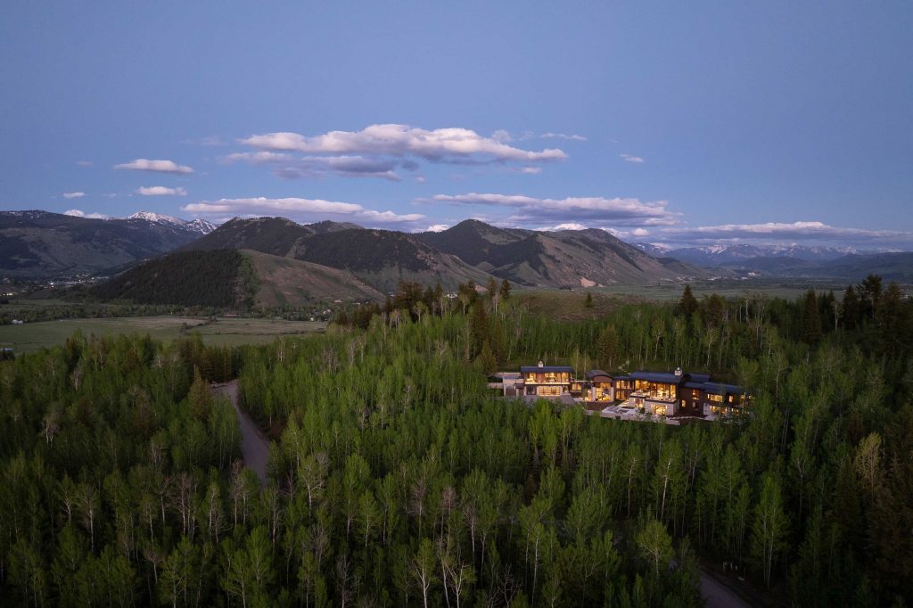  Rustic Elegance in WYOMING