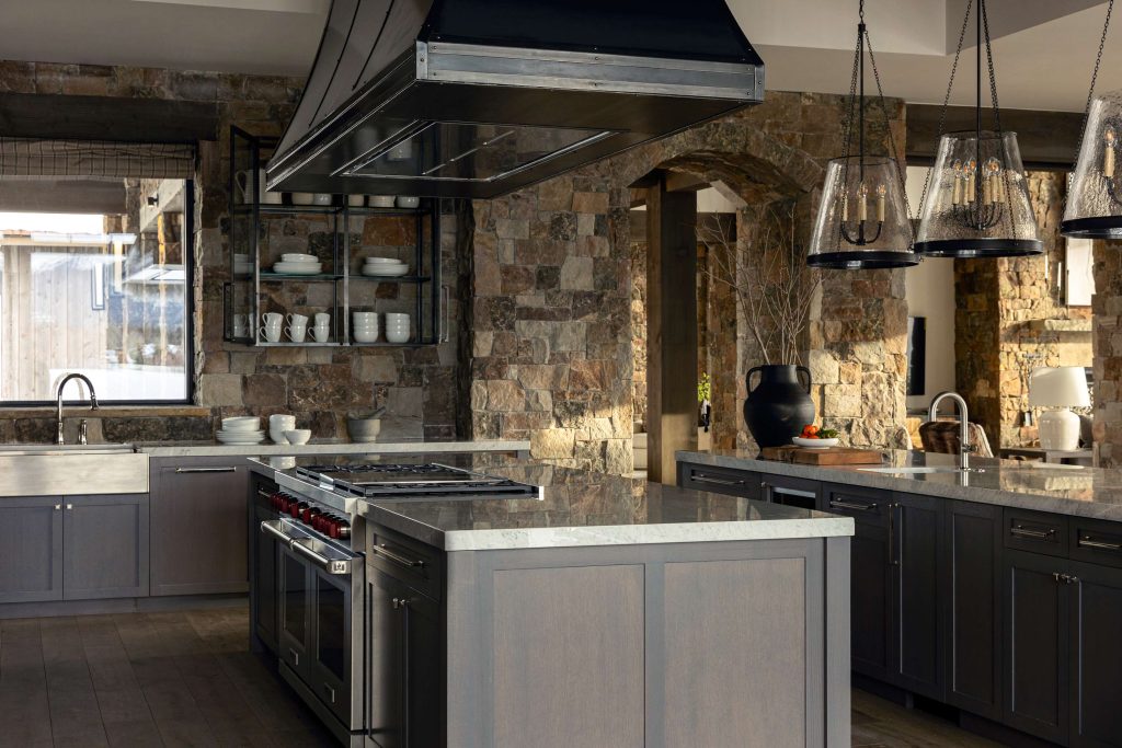  Rustic Elegance in WYOMING